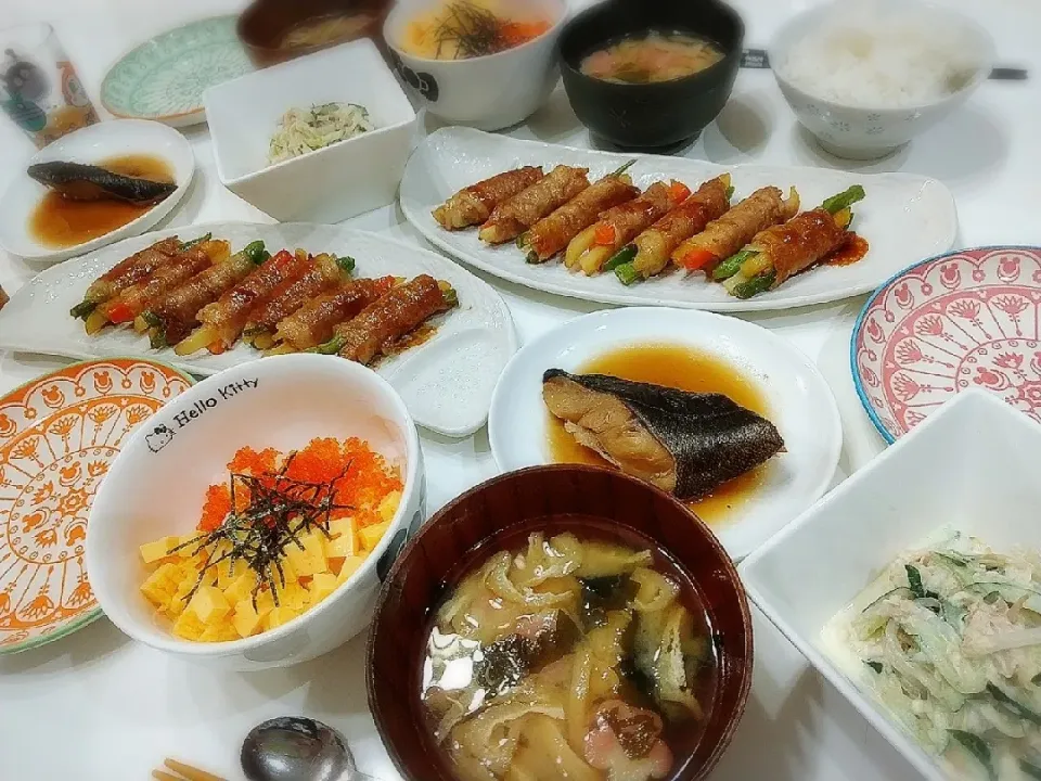 夕食(*^^*)
とびっこと卵丼
肉巻き(人参、ポテト&いんげん、ポテト)
銀ダラ煮付け
もやしときゅうりのツナマヨあえ
お味噌汁(油揚げ、ワカメ、花麩)|プリン☆さん