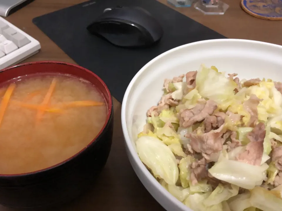 中華風肉キャベツ丼・人参とジャガイモの味噌汁|a-parkさん