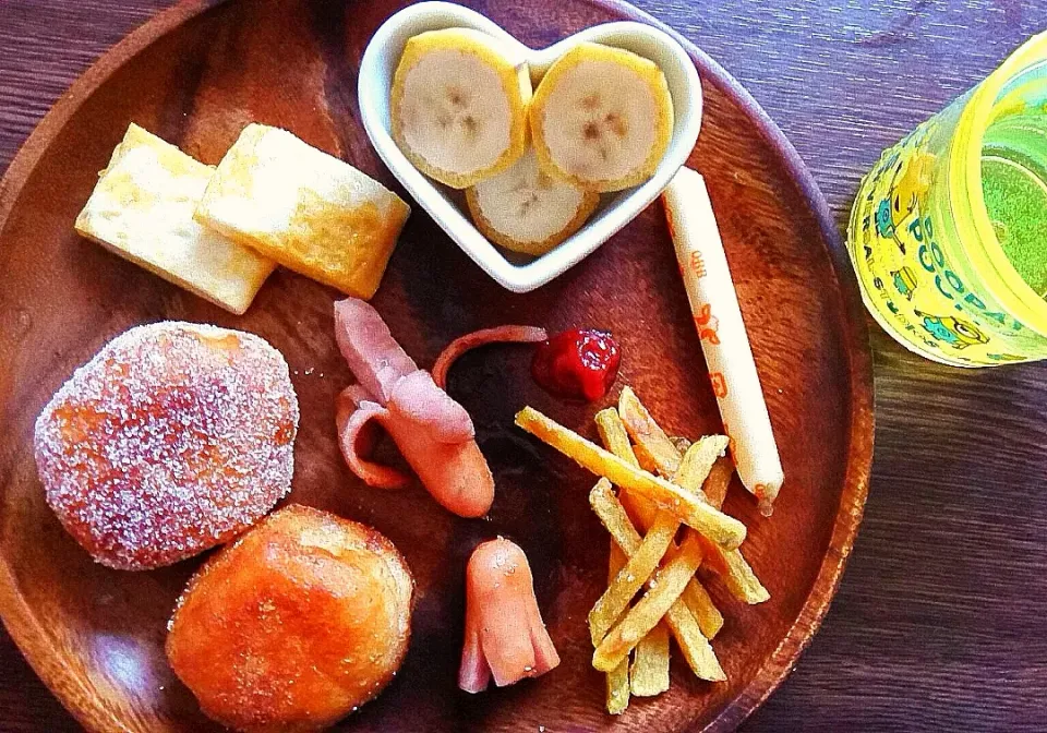 朝ご飯🌞
・手捏ねパンを揚げパンにし
シュガーをつけたもの🍞

朝からポテトも手作り
バナナウィンナー可愛いと思いませんか？🍌|ぷるちゃんさん