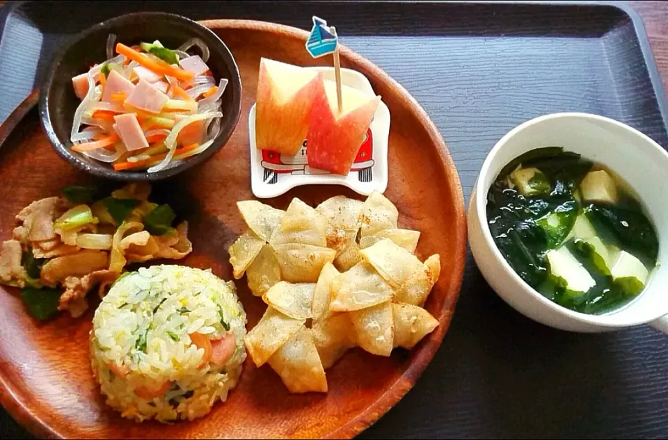 ・花型餃子
・回鍋肉
・炒飯
・春雨サラダ
・中華スープ

餃子は揚げる方が息子は好きです🤩|ぷるちゃんさん