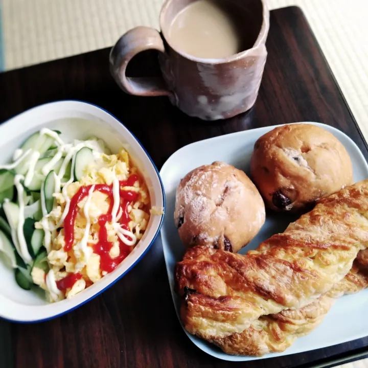 コンビニパンとサラダで朝食|omotoさん