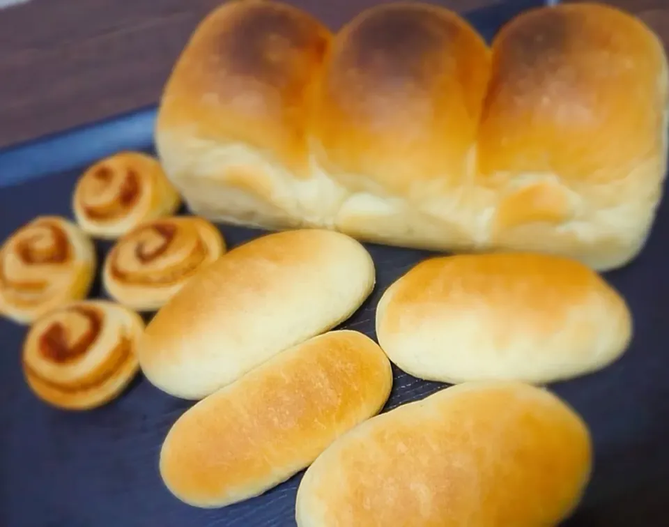 ・手捏ね食パン&コッペパン
・シナモンロール

HBをもっていないので
ひたすらコネコネします🍞
焦げてるように見えますが…
ふっわふわで美味しいです🥖

食パンはシリコンパウンドケーキ型で
焼いています！|ぷるちゃんさん