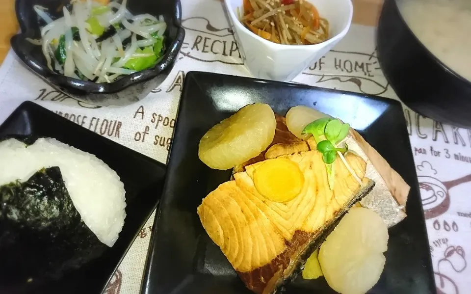 ・ぶり大根
・きんぴらごぼう
・もやしとチンゲン菜の海苔和え

ぶり大根って面取りやお米の研ぎ汁を
使ったり大変ですよね😮
たまには手間のかかるご飯も美味しい😋|ぷるちゃんさん