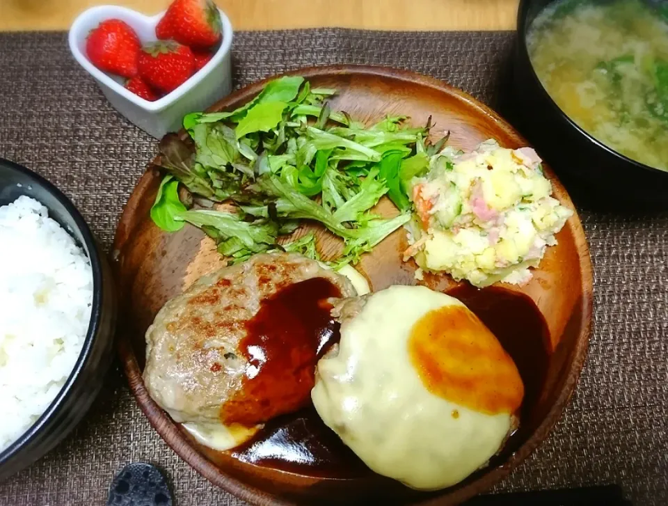 ・ハンバーグ
・ポテサラ

ハンバーグはチーズたっぷり🧀
王道ご飯だけどジューシーにできると
美味しい🐥|ぷるちゃんさん