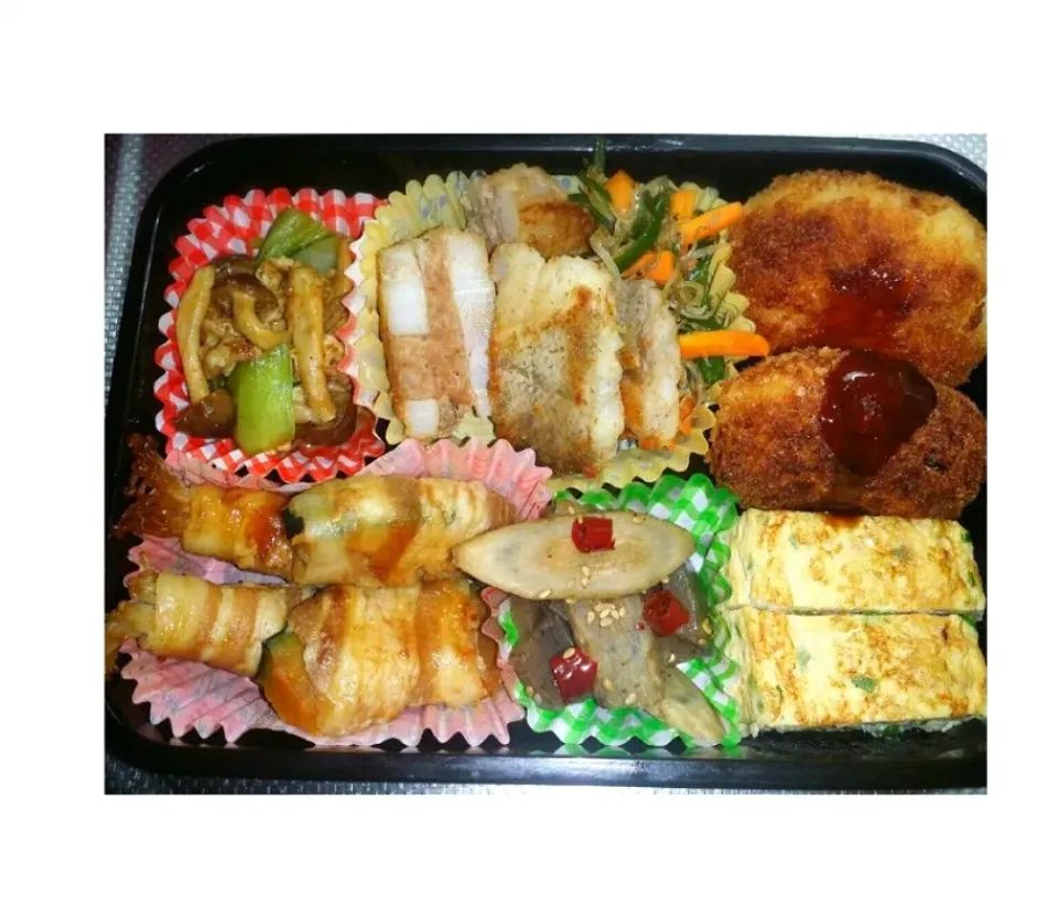 冷食を使わないお弁当
作り過ぎてたな…笑 おかず多すぎ😳

・肉巻き南瓜、えのき
・コロッケ
・蓮根はさみ揚げ
・タラのムニエル
・ゴボウと蒟蒻のピリ辛炒め
・長葱入りだし巻き玉子
・チンゲン菜としめじの中華炒め
・しらす入りナムル|ぷるちゃんさん