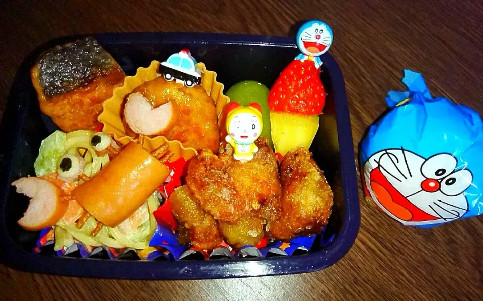 Snapdishの料理写真:子供弁当🍱
冷食なし

保育園に持ってくお弁当は
好きな物を作ってあげるので
晩御飯と違って野菜少ないです😮|ぷるちゃんさん