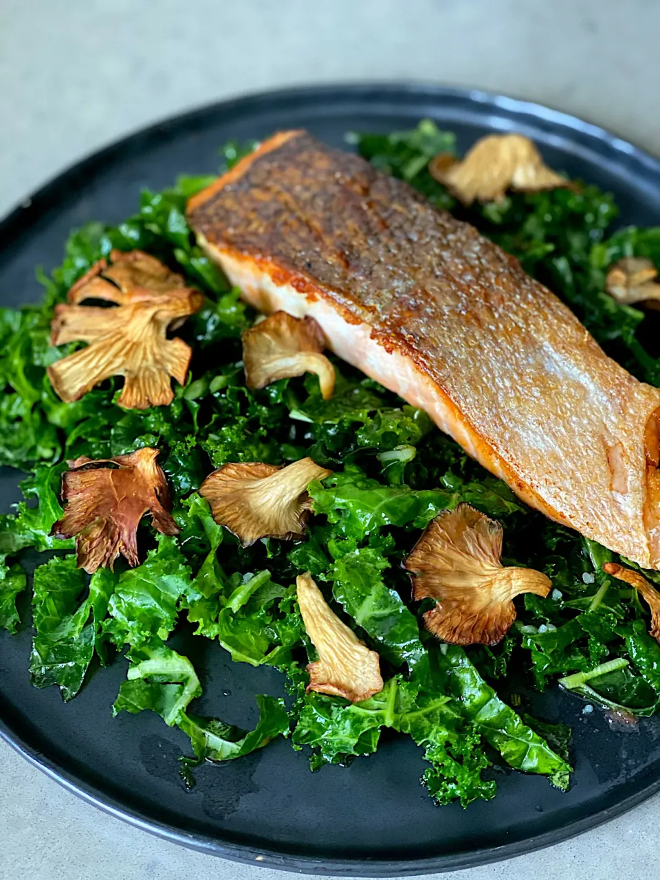 Pan fried salmon, kale and crispy oyster mushroom salad|12Dragonさん