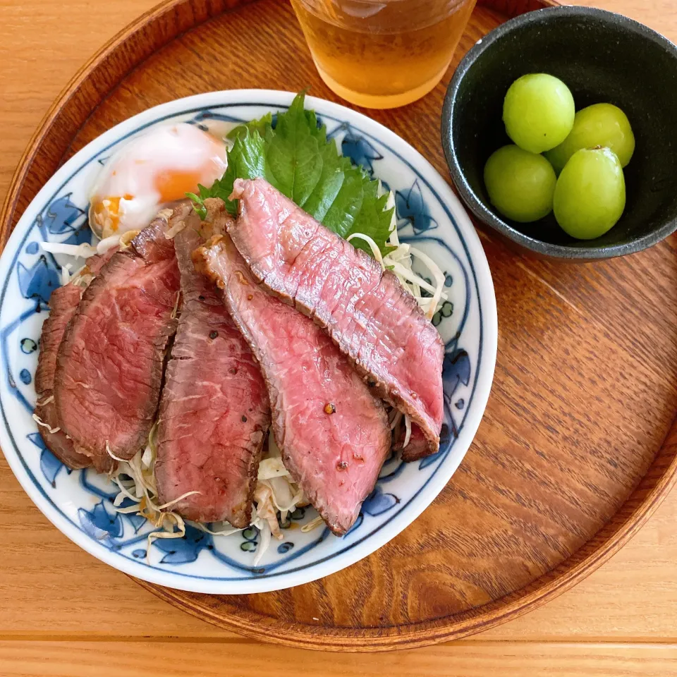 ローストビーフ丼‪٩( 'ω' )و‬お昼ご飯|サチャンさん