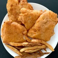 Snapdishの料理写真:Beer battered fish and chips|Kutingさん