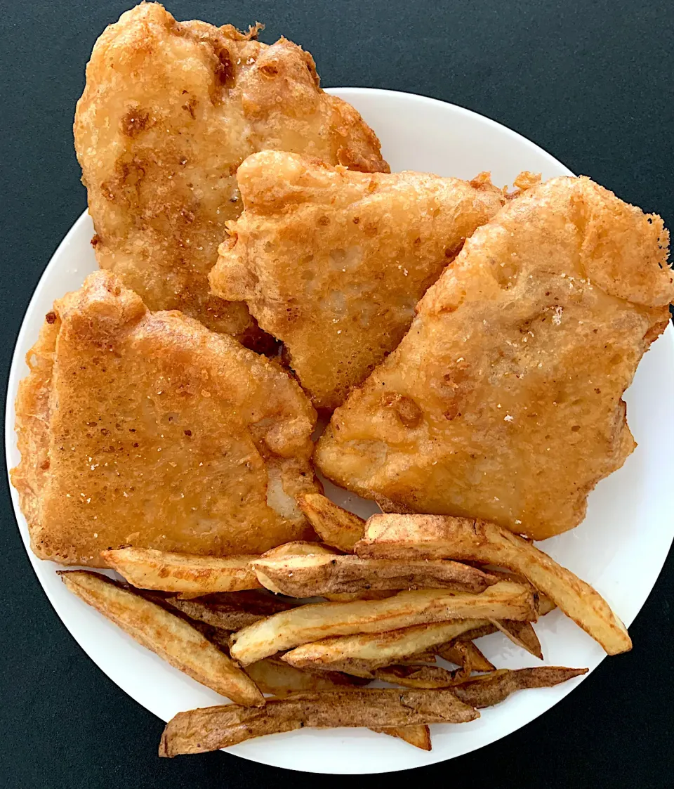 Snapdishの料理写真:Beer battered fish and chips|Kutingさん