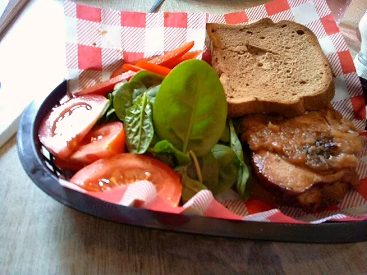 gluten free bread with applefresh sauce  spinach and tomatoes peppers was lovely.|freshflavoursさん