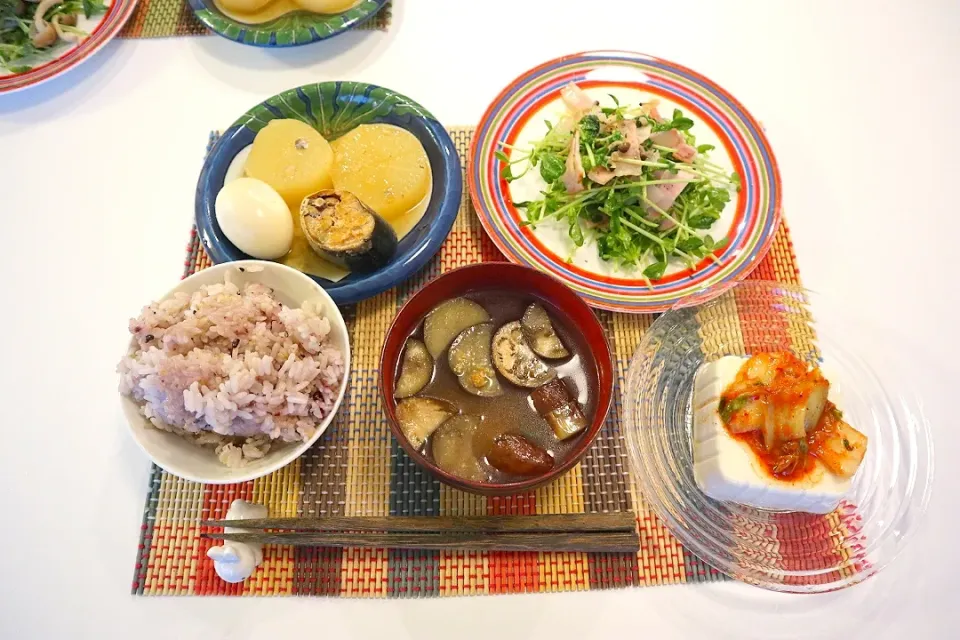 Snapdishの料理写真:今日の夕食 サバ缶と大根の煮物、豆苗の塩麹炒め、キムチのせ冷奴、雑穀米、なすの味噌汁|pinknari🐰🌈さん