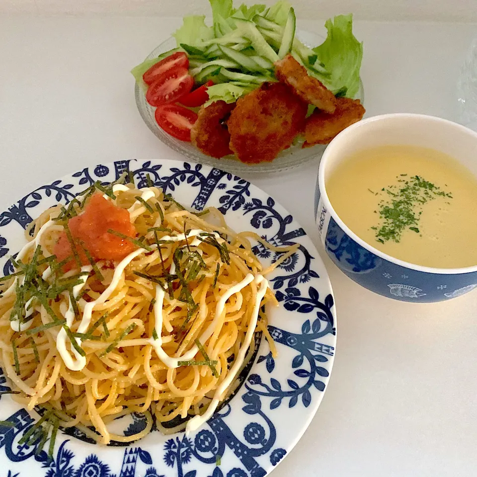 夜ご飯☺︎明太子パスタ☆サラダ＆イカリングフライ☆コーンスープ|とまこ(*^o^*)さん