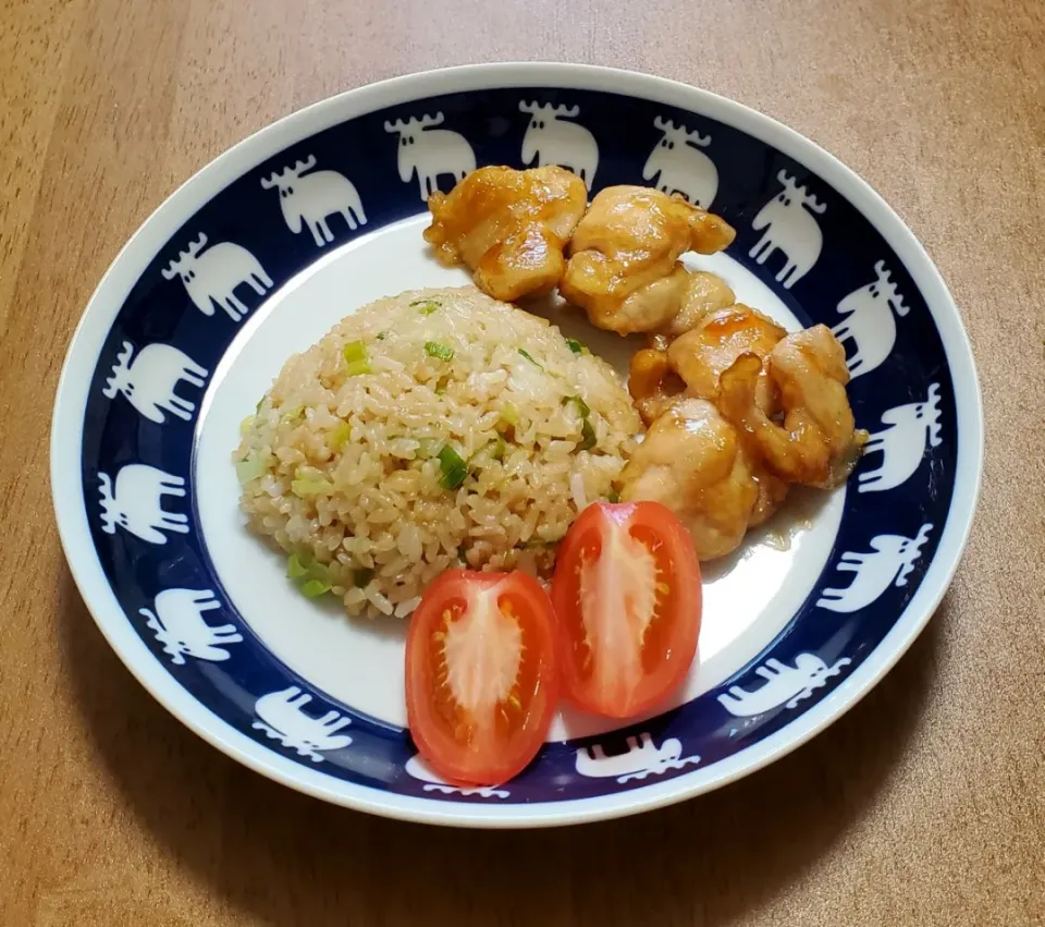 うなぎの蒲焼きのタレでネギ炒飯と鶏肩小肉のアップルビネガー照り焼きを添えてカオマンガイ風に|ナナさん