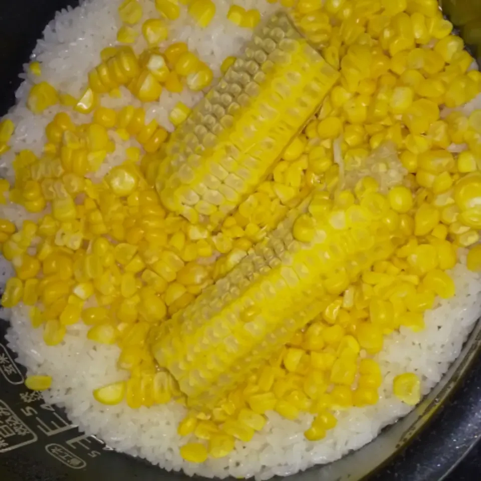 Snapdishの料理写真:とうもろこしごはん🌽|けーこさん