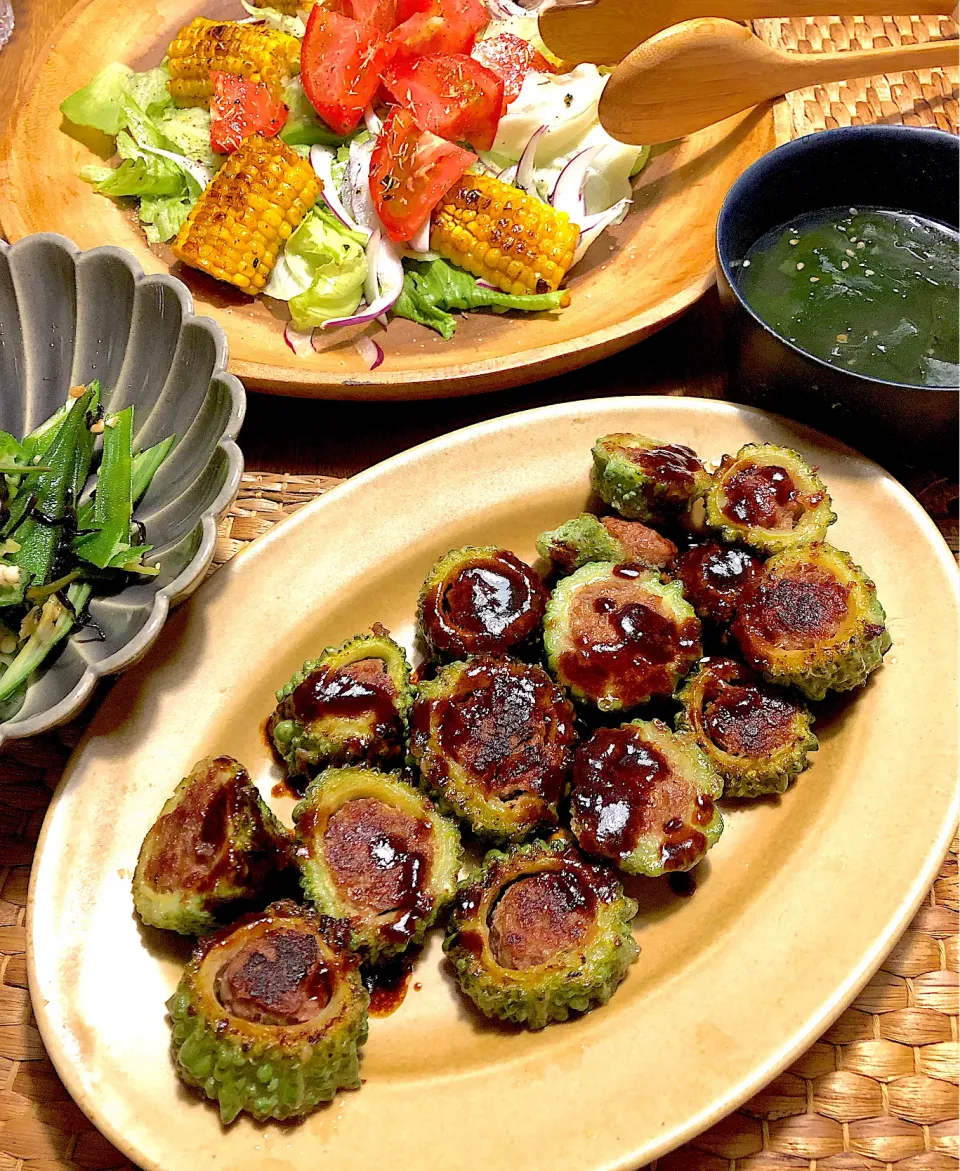 ゴーヤの肉詰め&焼きトウモロコシサラダ🥗|けんちんさん