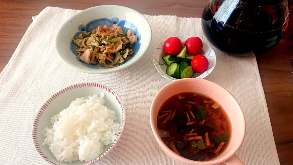 ご飯
豚肉、玉ねぎ、葱、茄子の炒めもの
きゅうりの浅漬け
お味噌汁|oneiさん