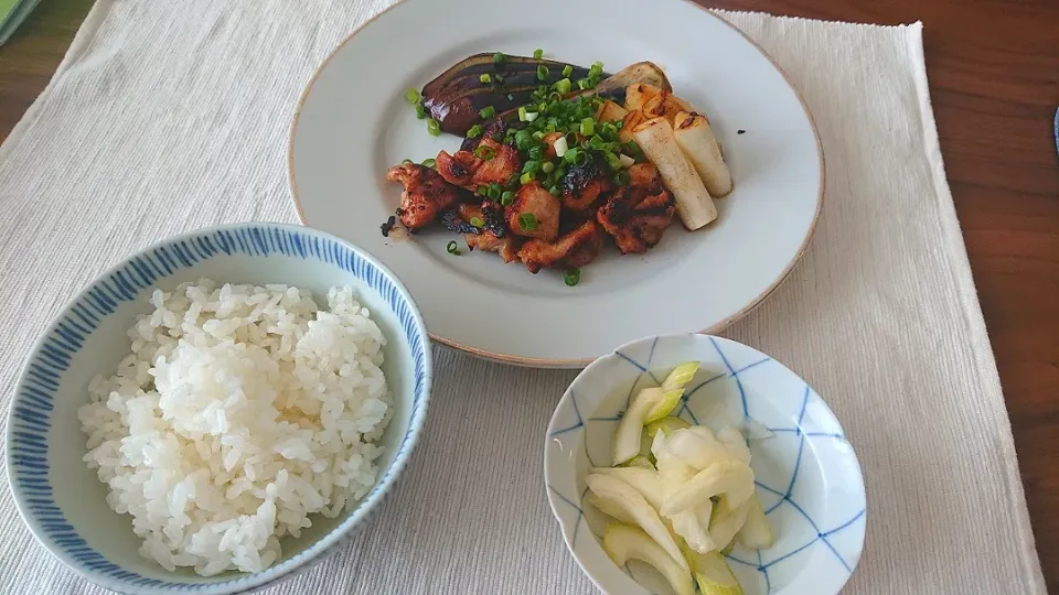 Snapdishの料理写真:ごはん
鶏肉の漬け焼き
茄子、白ネギの塩焼き
セロリの浅漬け|oneiさん