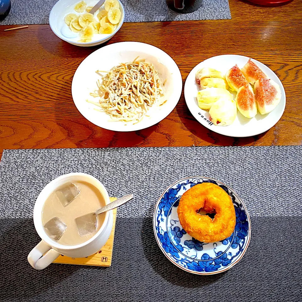 Snapdishの料理写真:8月17日　朝ごはん　ミルクドーナッツ、イチジク。カフェオレ、牛蒡サラダ|yakinasuさん