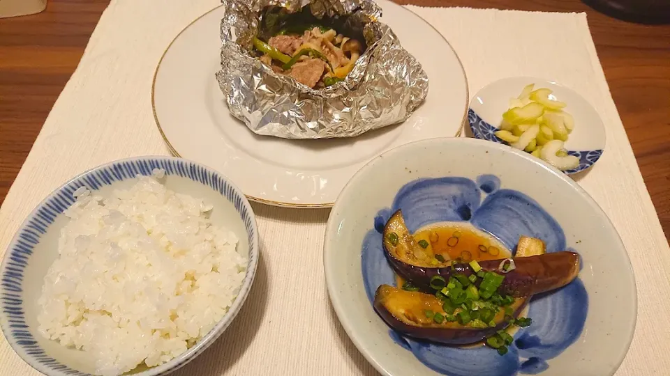 ごはん
豚肉、ししとう、しめじ、白ネギの蒸し焼き
茄子の煮浸し
セロリの浅漬け|oneiさん