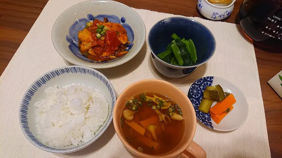 ごはん
舞茸と豆腐のお清まし
鶏肉とトマトソースのビネガー煮込み
小松菜のおひたし
人参ときゅうりのピクルス|oneiさん