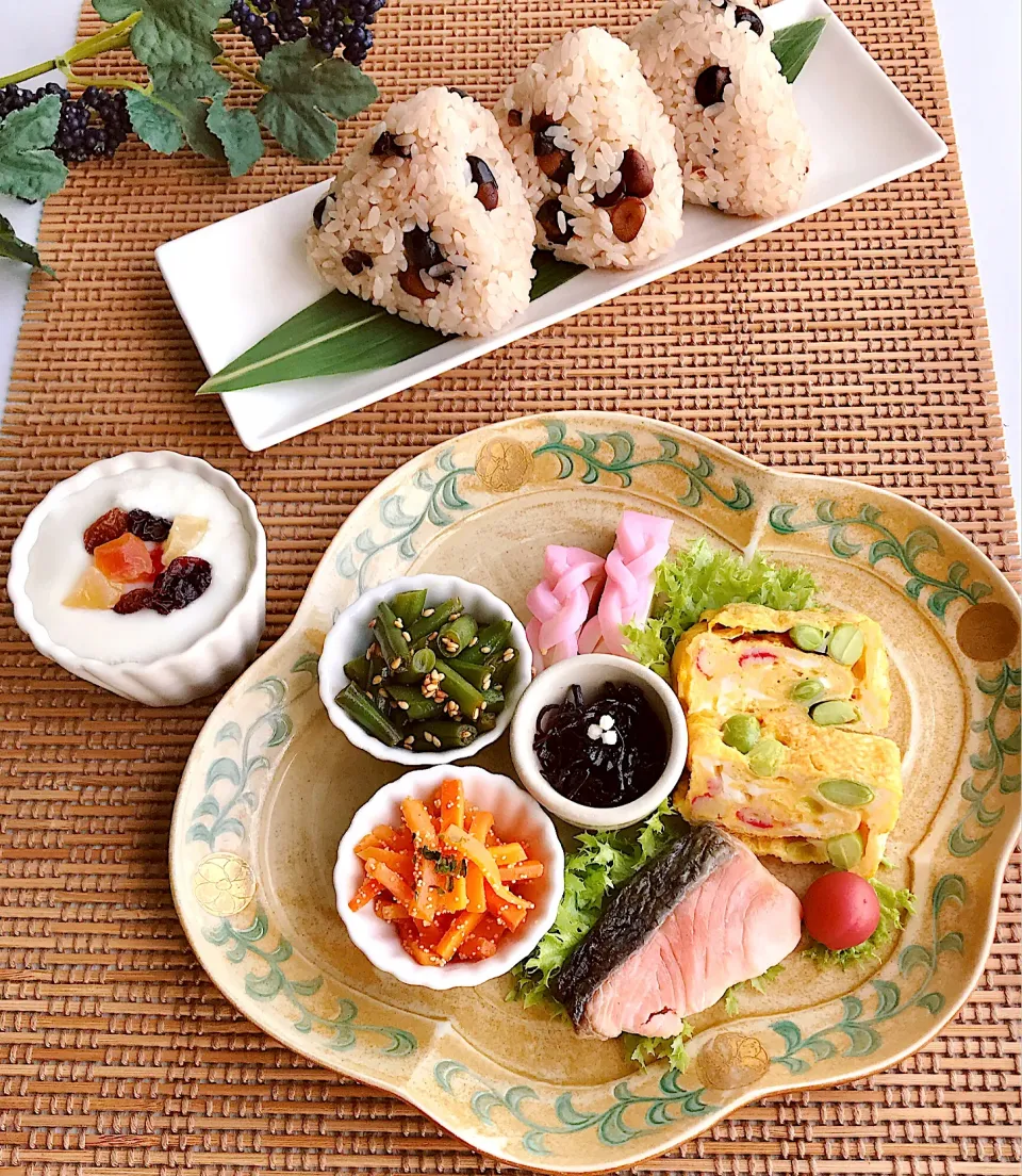 Snapdishの料理写真:“黒豆おにぎり”で夫の朝ご飯|ちゃべさん