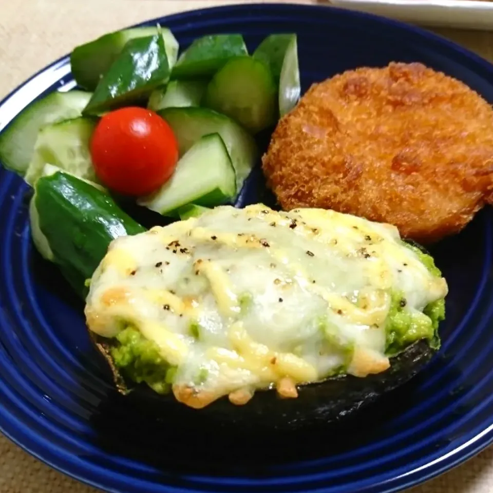 Snapdishの料理写真:アボカドのチーズ焼き🥑|かめさん