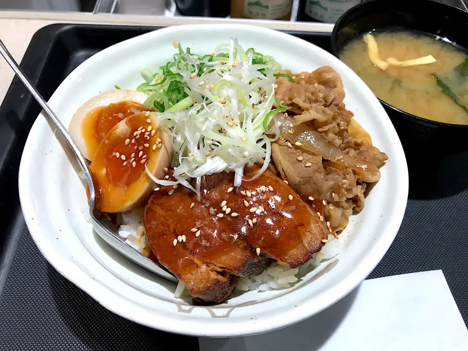 Snapdishの料理写真:牛と味玉の豚角煮丼|マハロ菊池さん