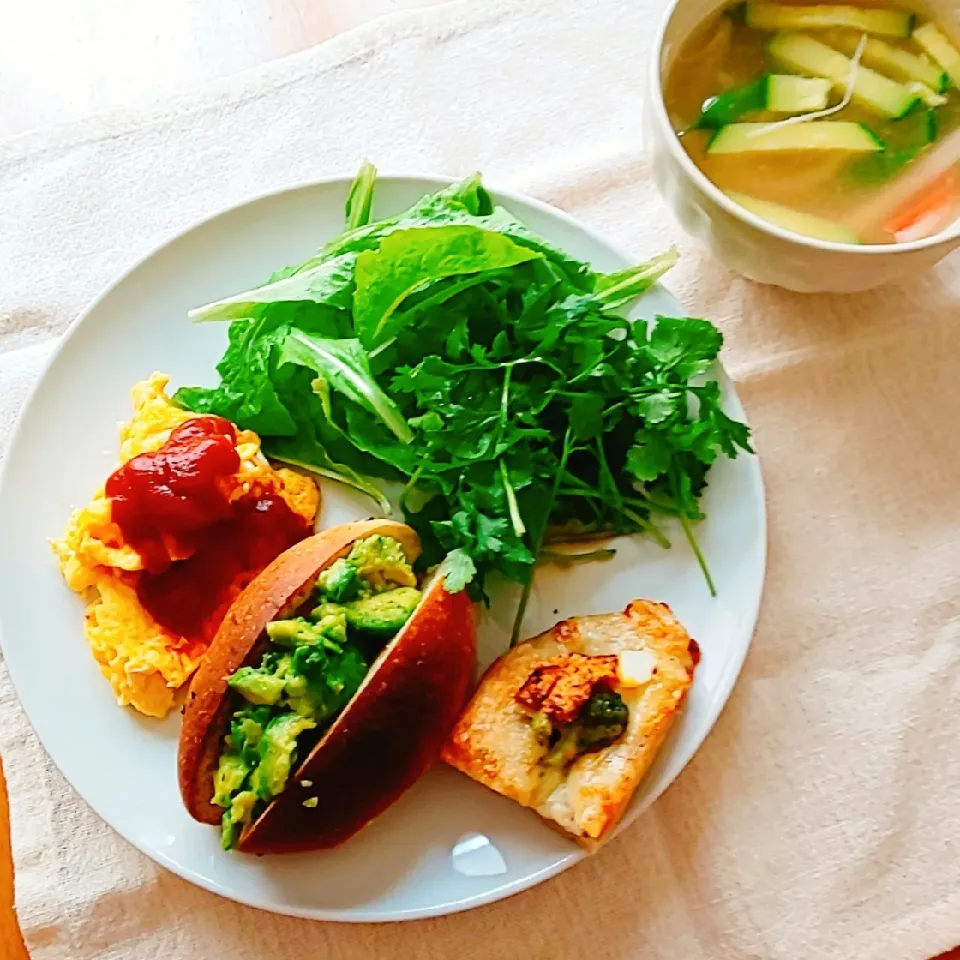 アボカドサンドで朝ごはん|えるえるさん