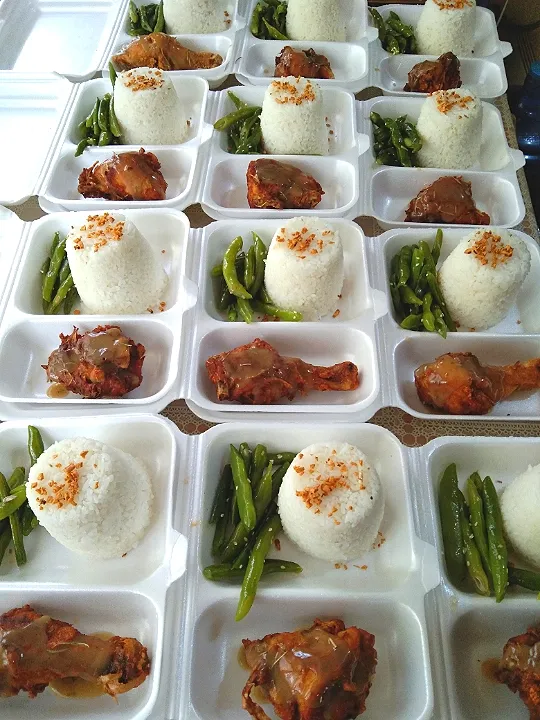 Pinoy styled fried chicken with buttered beans. 

#foodpacks|Rodi Tiara Roskaさん