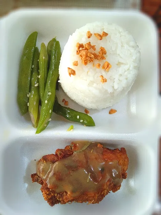 Pinoy style fried chicken with buttered beans|Rodi Tiara Roskaさん