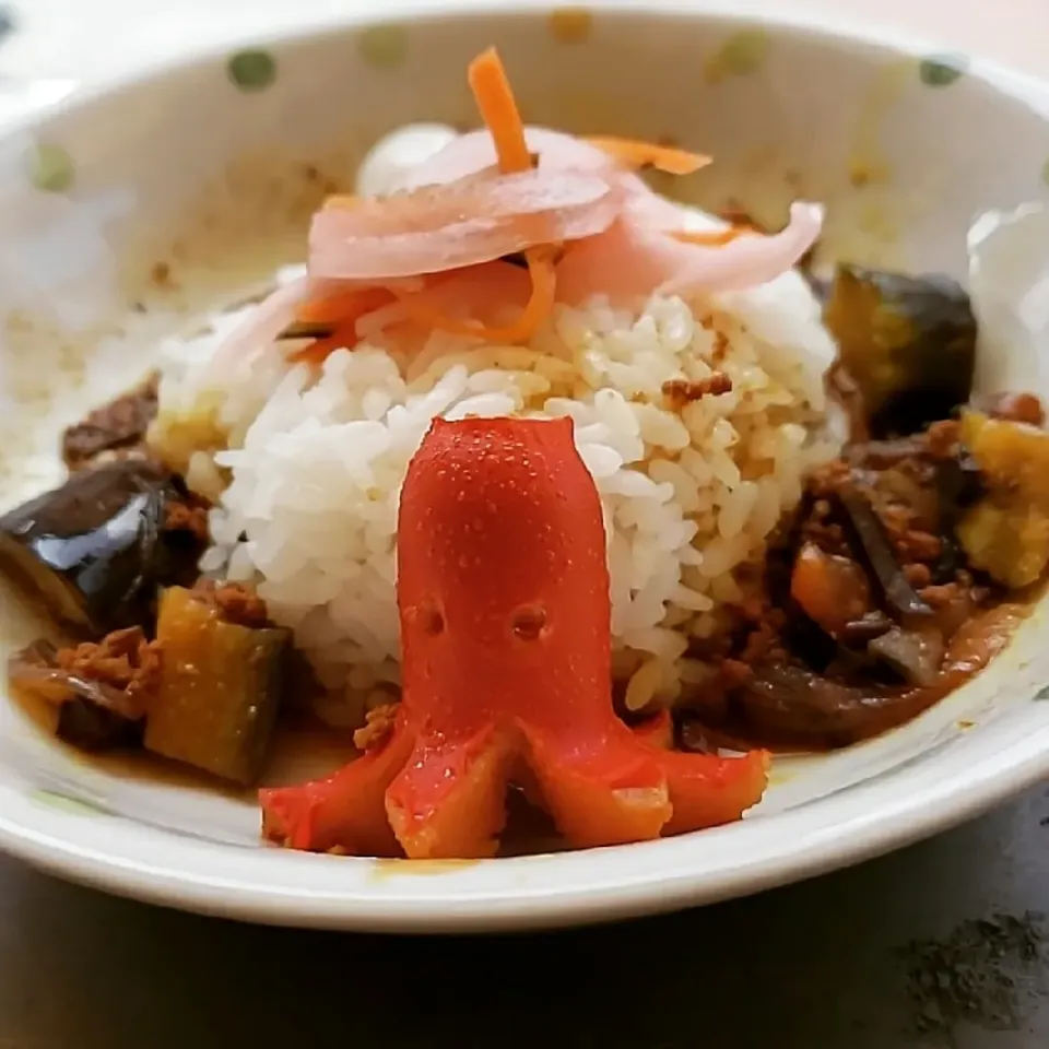 Snapdishの料理写真:空芯菜とナスの牛キーマカレーwithタコさんウインナー🐙|ふじわらたくやさん