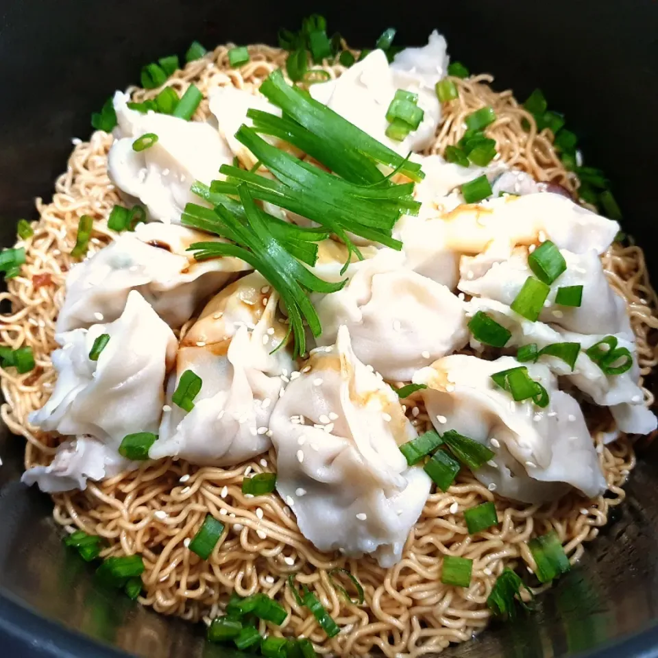 envymaqueen's dish Scallion Oil Noodles w/ Gyoza @ 葱油拌面|envymaqueenさん