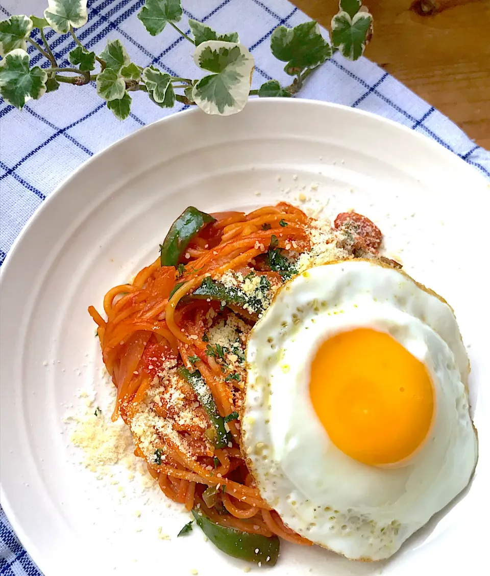 🍝トマト濃いOneパン ナポリタンは黄身トロトロ目玉焼き🍳乗っけ🍝|Hollyさん