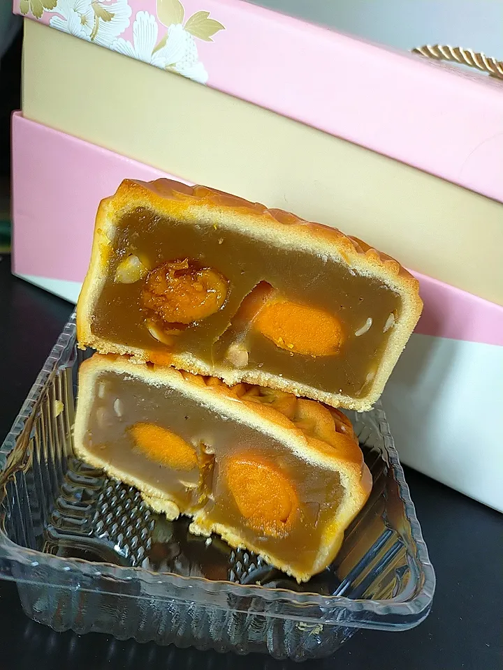 very fresh mooncake
#bakerscottagemooncake
#delicious|Vicky Chinさん