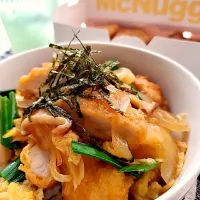 ナゲッ丼　
簡単な親子丼の出来上がり💛

残りのナゲットはレモンタルタルとアラビアータソースで食べました