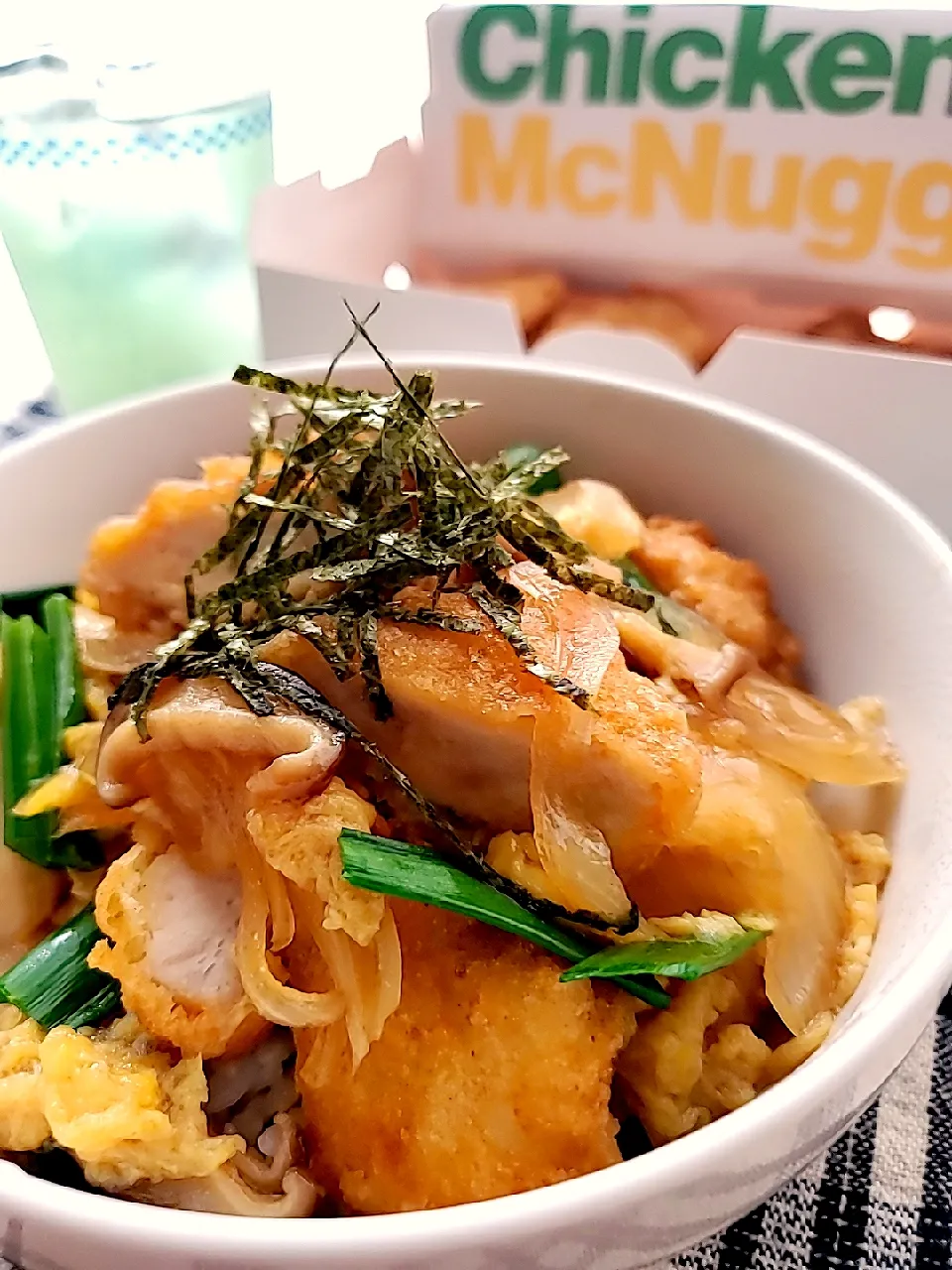 ナゲッ丼　
簡単な親子丼の出来上がり💛

残りのナゲットはレモンタルタルとアラビアータソースで食べました|みるくここあさん