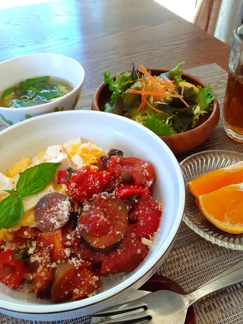 ラタトゥイユ丼☺️
ワカメサラダ
つるむらさきとオクラのお味噌汁
バレンシアオレンジ|fumfumさん