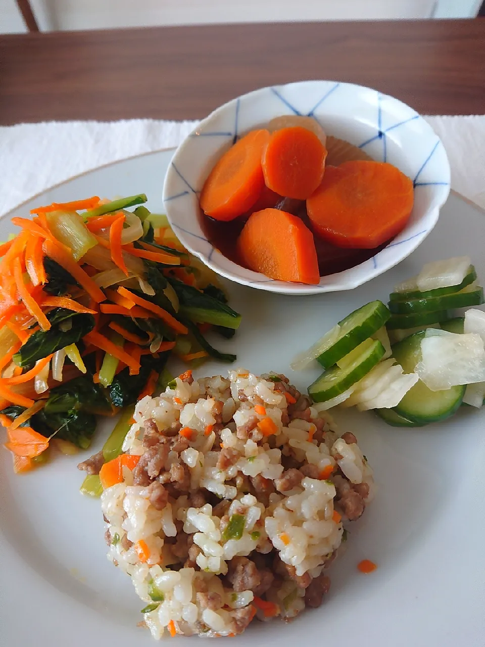 炒り豆腐の炒飯
小松菜人参玉ねぎの炒めもの
大根と人参の煮物
きゅうりと大根の酢の物|oneiさん