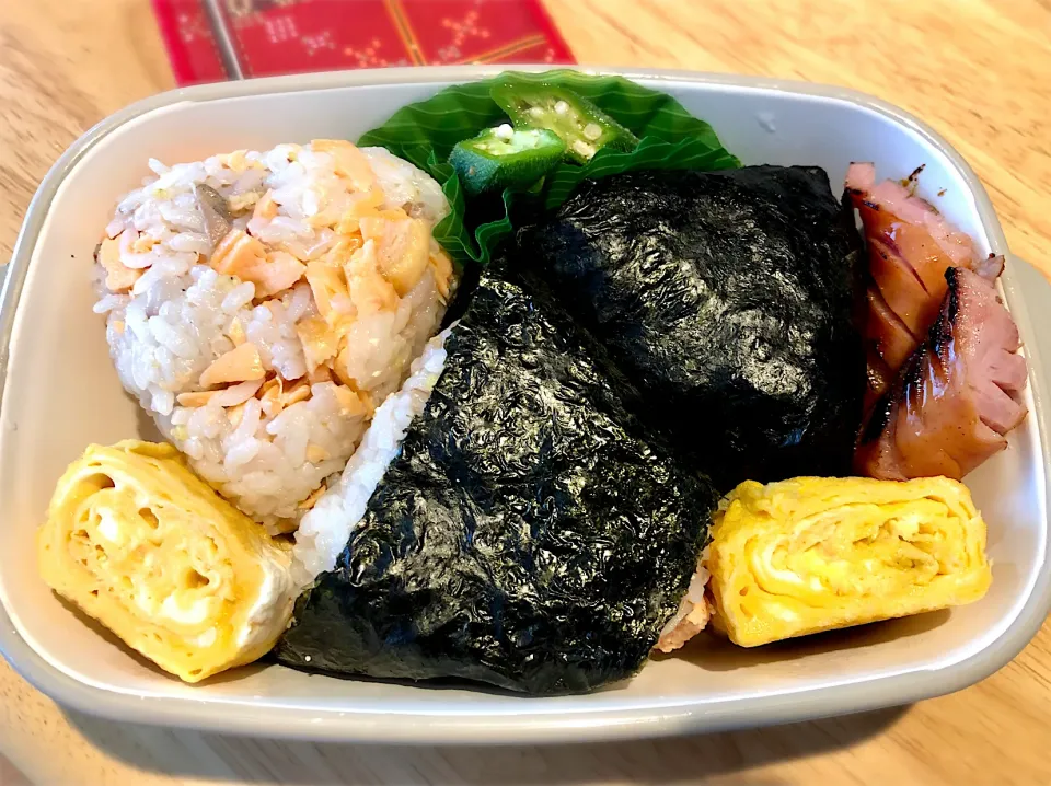 サラ弁　　　　　　　　　　　　　　　　　おむすび（焼き鮭・梅干し・焼き辛子明太子）　卵焼き　オクラの胡麻酢和え|じゅんさんさん