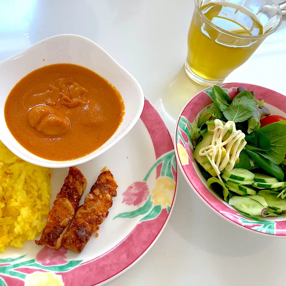 Snapdishの料理写真:バターチキンカレー・チーズスティック・サフランライス・アボカド🥑トマト🍅きゅうり🥒のベビーリーフサラダ🥗|ＥMＩさん