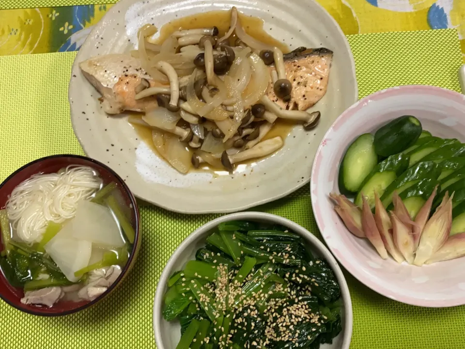 キングサーモンのバター焼き、小松菜のナムル、温麺かぶと鶏肉のすまし汁で、きゅうりとみょうがのぬか漬け|peanutsさん