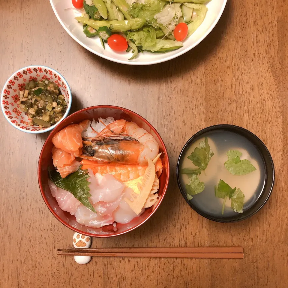 Snapdishの料理写真:海鮮丼、はまぐりのお吸い物、だし、サラダ|薫子さん