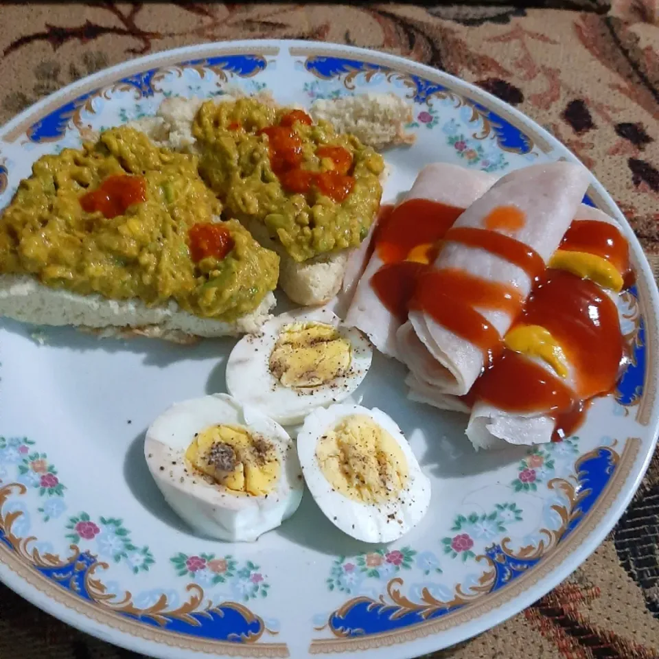 guacamole on pan bread boiled egg and Turkey breast|Maria Burkeさん