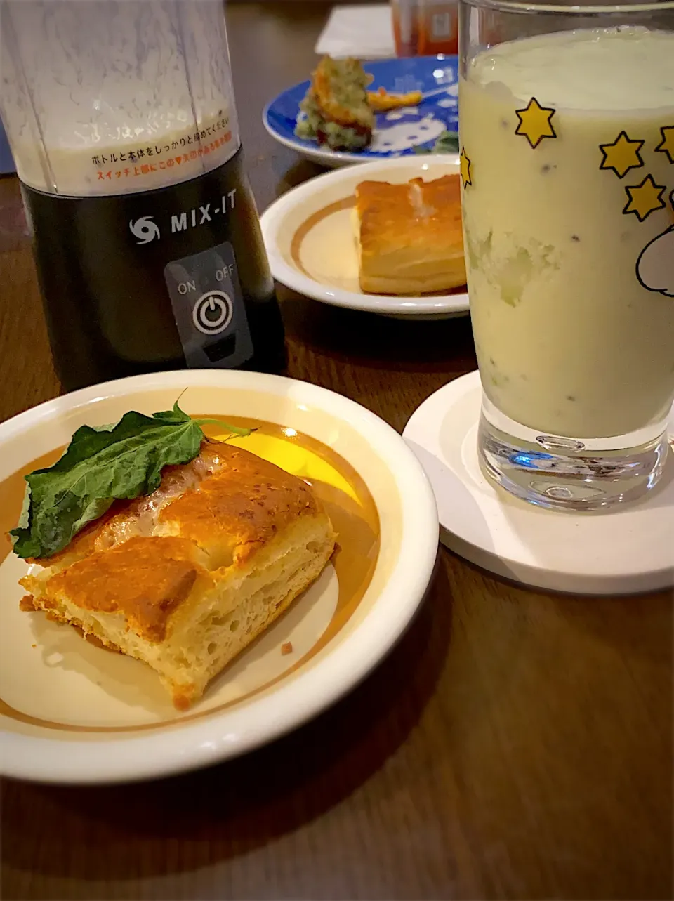 フォカッチャのアジアーゴチーズトースト🧀　モロヘイヤのせ🍃　キウイヨーグルト　蜂蜜入り🥝🍯|ch＊K*∀o(^^*)♪さん