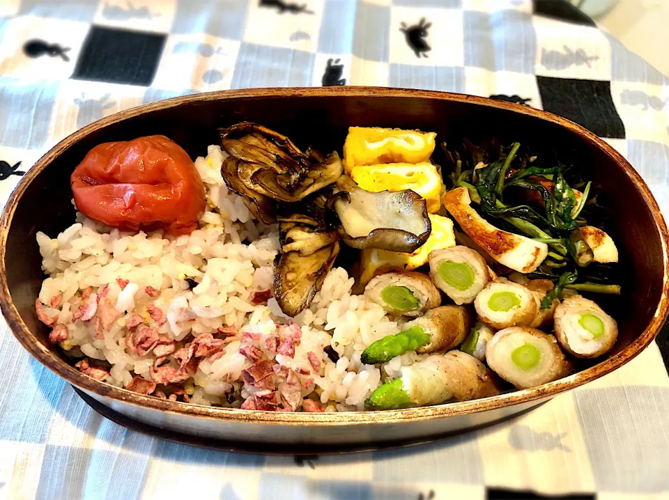 サラ弁　　　　　　　　　　　　　　　　　　アスパラの豚バラ巻きソテー　空芯菜とチーカマ炒め　舞茸ソテー　卵焼き|じゅんさんさん