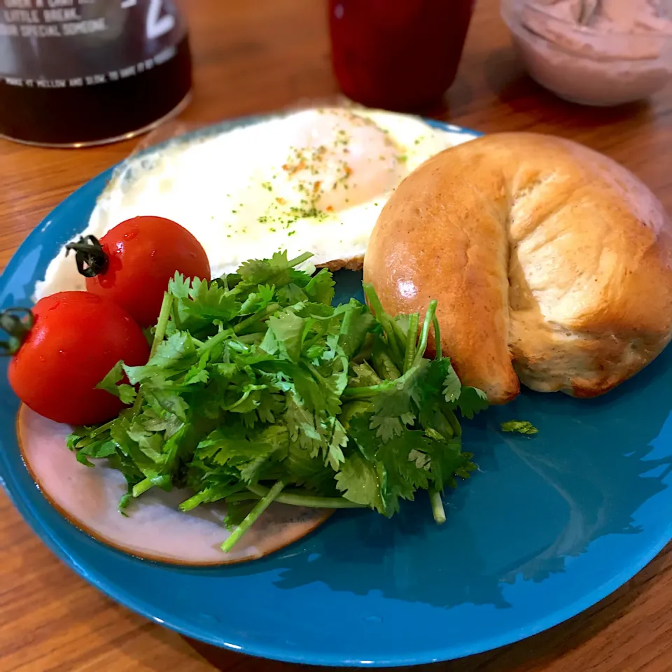 朝は焼き立てベーグル🥯|くろあおさん