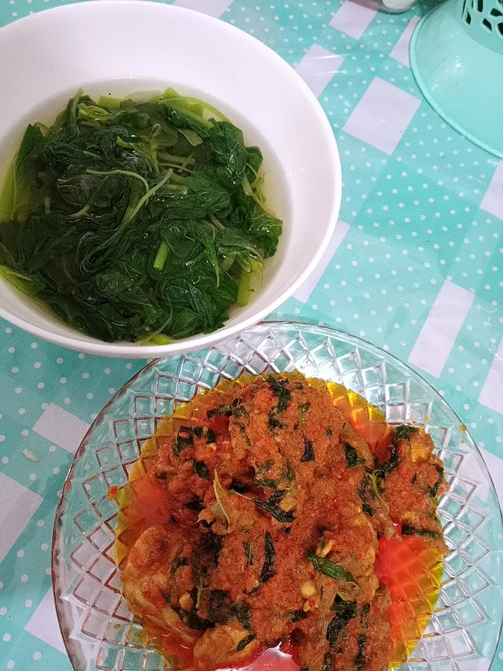 Snapdishの料理写真:sayur bayam dan ayam woku|Suci Sastawanさん