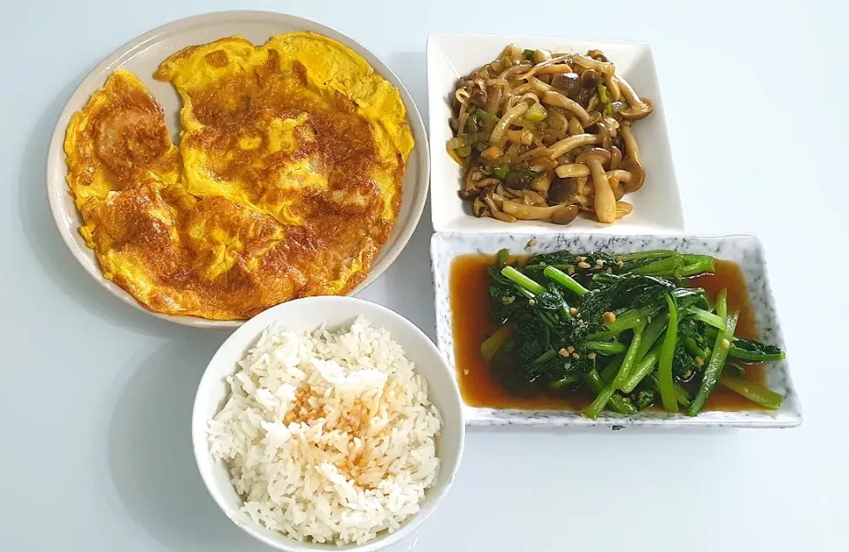 Snapdishの料理写真:Lunch : Prawn omelette Onion Leeks Mushrooms
Stir Fry Garlic Cai Xin  19.8.20|🌷lynnlicious🌷さん