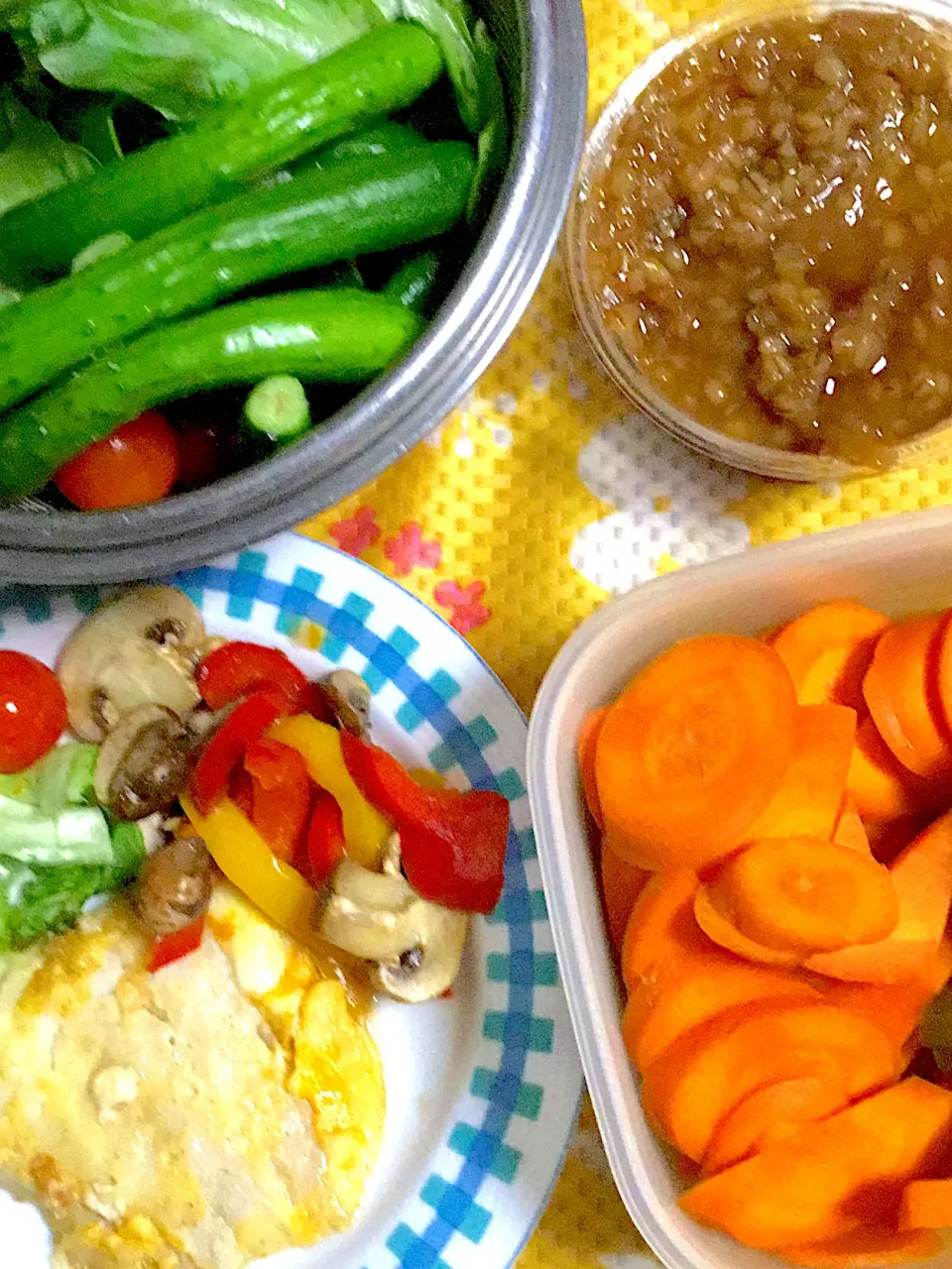 Snapdishの料理写真:タラのピカタ　マッシュルーム🍄とパプリカの炒め物　レタス　モロキュウ🥒|掛谷節子さん